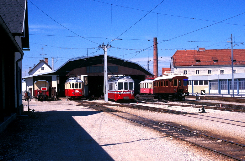 a_k-002_StH_ET_23.105__Original_AOMC_Triebwagen_111_und_ET_24.101_Remise_Vorchdorf_28.08_1