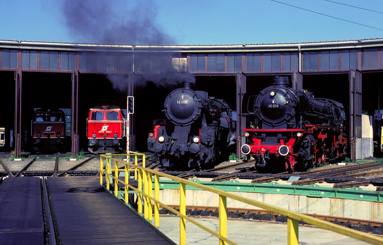 k-004 BR 52.1198 & 41.018 Attnang Pu. Heizhaus 22.07.1989