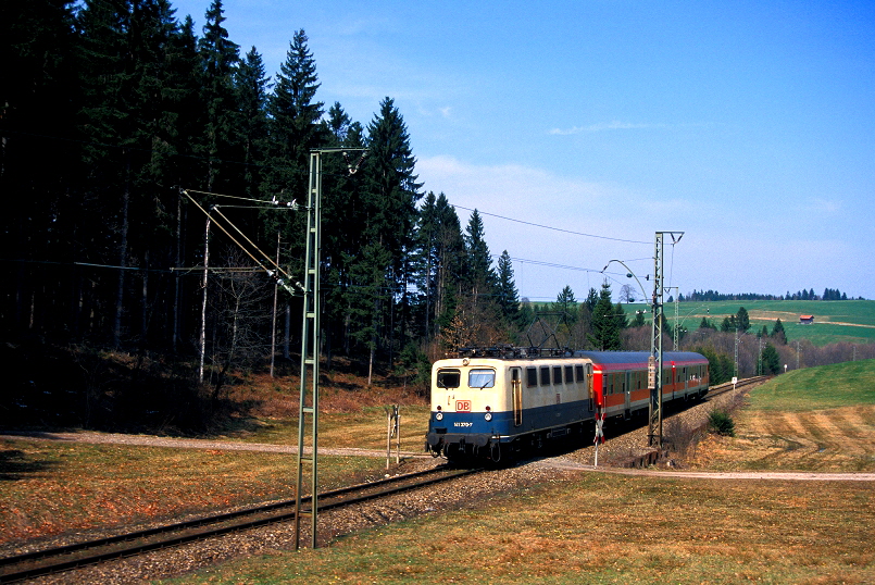 k-008 Feldweg B zwischen Saulgrub und Altenau (Bay.) am 31.03.2002 foto herbert rubarth
