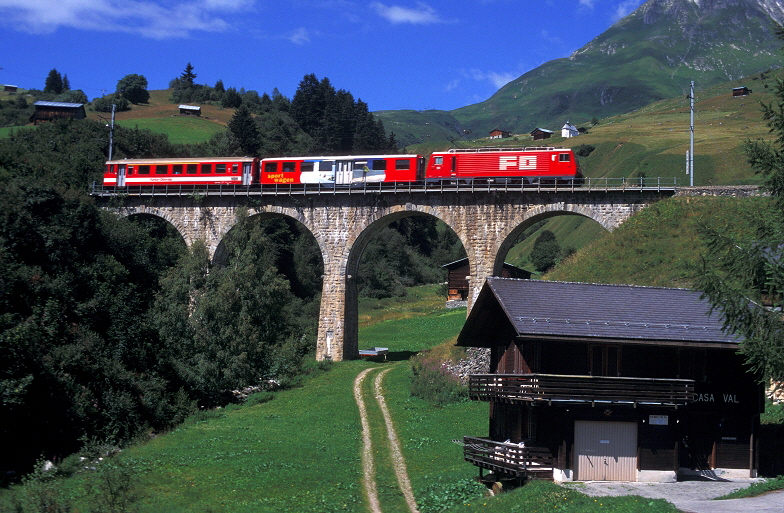 k-010 MGB Val Giuv Viadukt bei Dieni 24.07.2002 hr