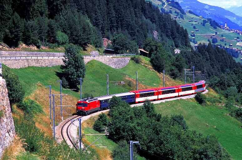 k-010 RhB Glacier Express bei Sumvitg- Cumpadials27.07.2002 hr