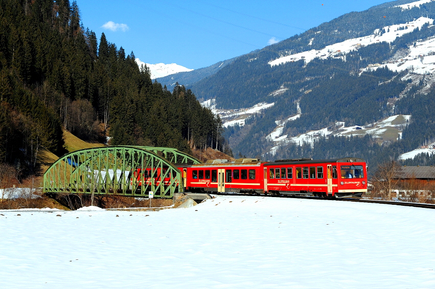 k-011 ZB Triebwagen auf der Zillerbrcke vor Zell 18.02.2013 hr