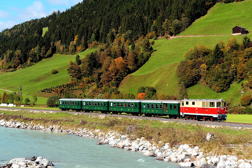 k-010 SLB 2095.01 mit Sonderzug bei Habachtal- Weyerhof 07.10.2010 foto herbert rubarth