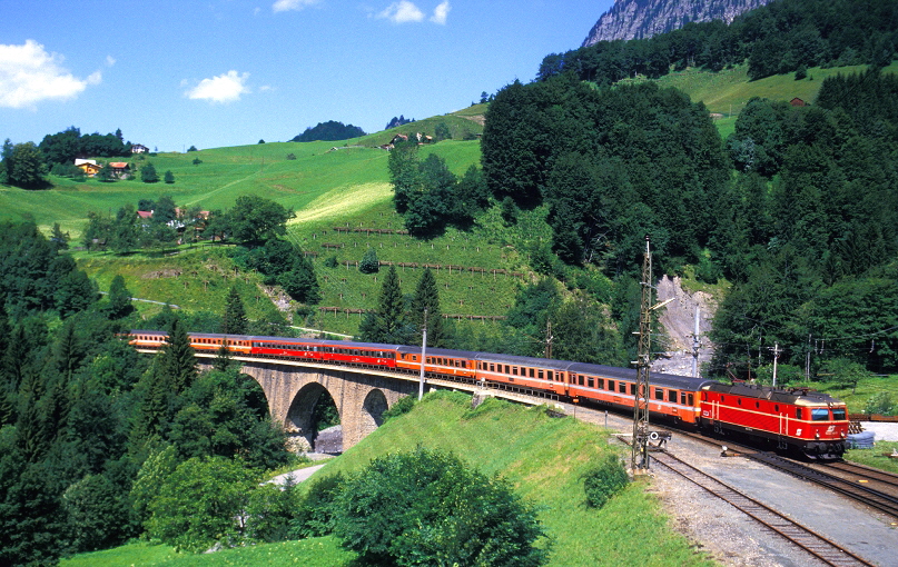 k-Arlbergbahn 1044.110-5 Bf. Dalaas 12. Juli 1987 hr