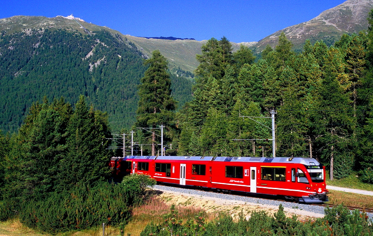 k-BB 001 Allegra Triebwagen bei Celerina Staz (bei St. Moritz) 22.08.2010 foto herbert rubarth