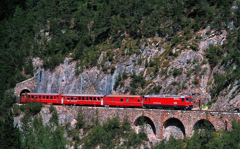 k-RhB_004_Albulabahn_zwischen_Bergun_und_Preda_01.08.2000_foto_herbert_rubarth[1]