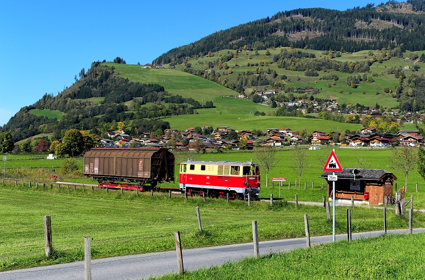 k-004 SLB 101 BR 2095.01 mit Gterwagen von Niedernsill am 04